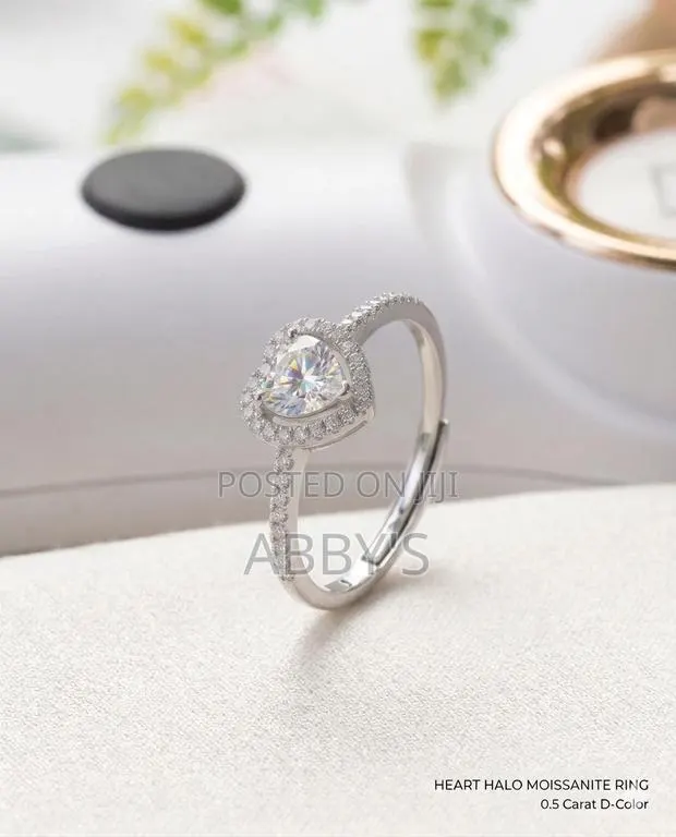 Adjustable 0.5ct Heart Halo Moissanite Diamond Proposal Ring · Photo 1