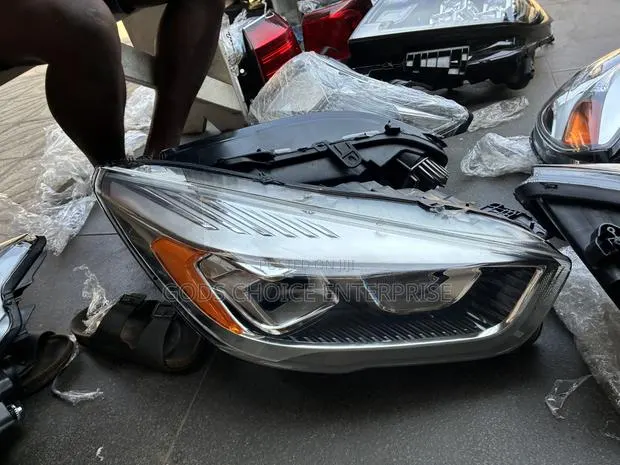 Headlight Escape 2017-2018-2019 · Photo 1