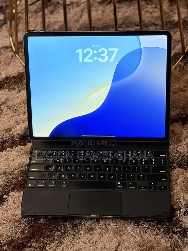 Apple iPad Pro (2022) 256 GB Silver · Photo 1
