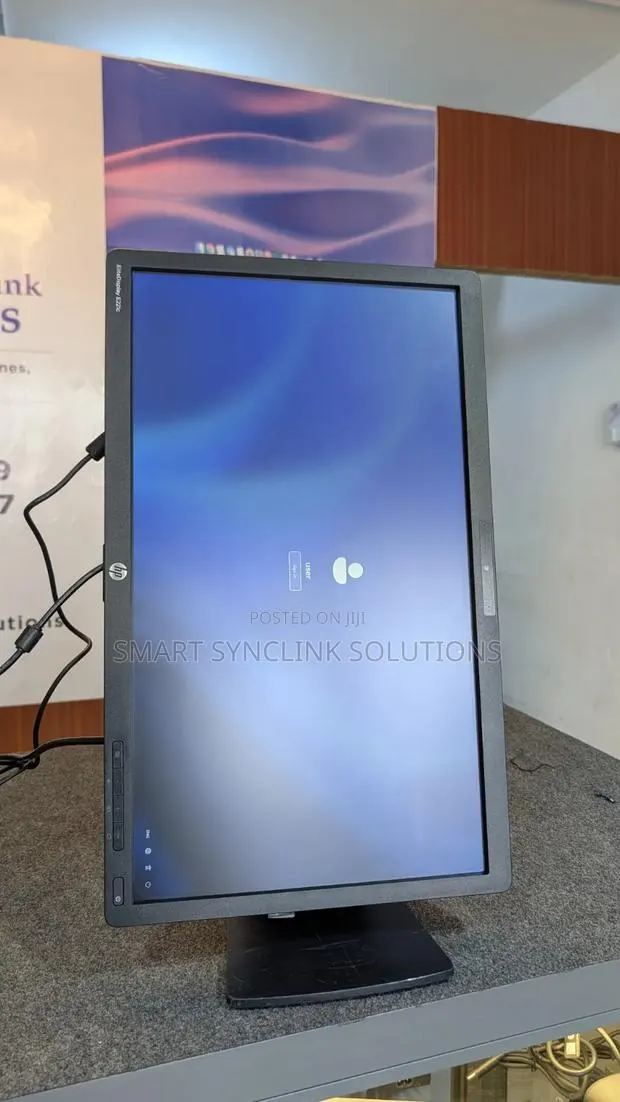 22" HP Monitor With in-Built Webcam · Photo 4