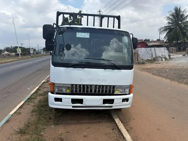 Hino Dutro 2011 White · Photo 1