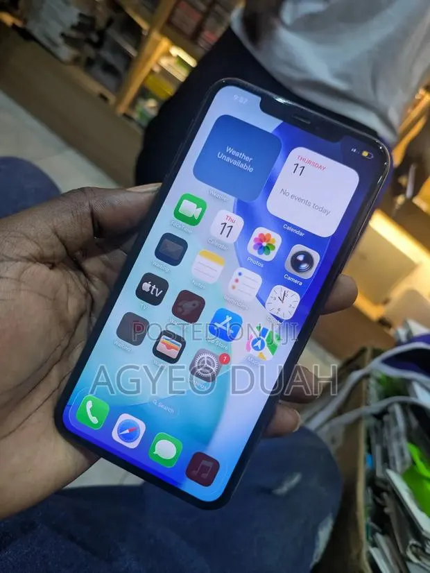 Apple iPhone 11 Pro Max 64 GB Green · Photo 1