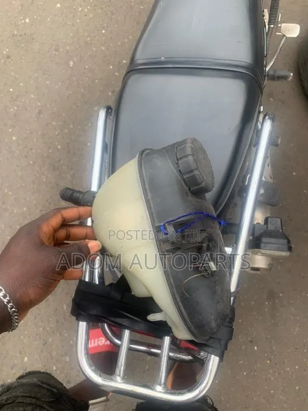 Mercedes Benz S Class Reservoir Bottle Tank · Photo 1