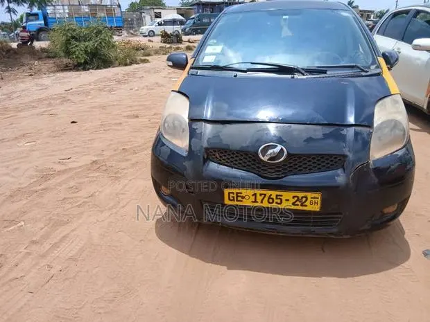 Toyota Vitz 1.0 FWD 3dr 2010 Black · Photo 1