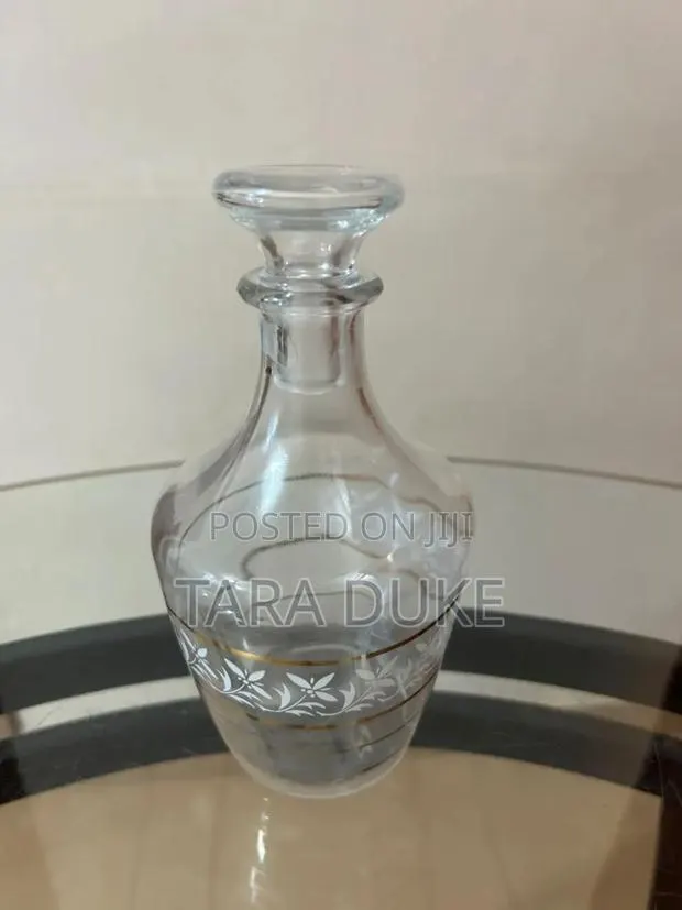 Decorative Glass Decanter · Photo 1