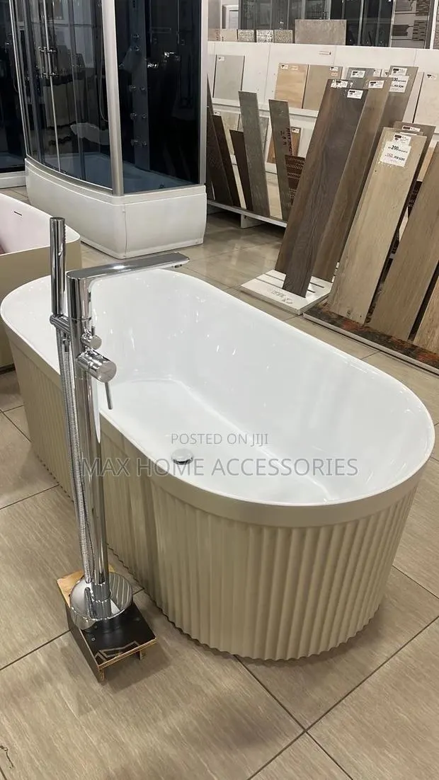 Lined Bath Tub · Photo 1