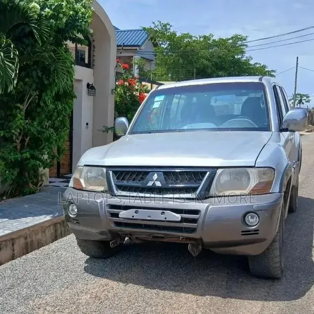Mitsubishi Pajero 2005 Silver · Photo 1