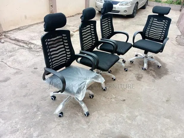 Swivel Chair With Headrest · Photo 1