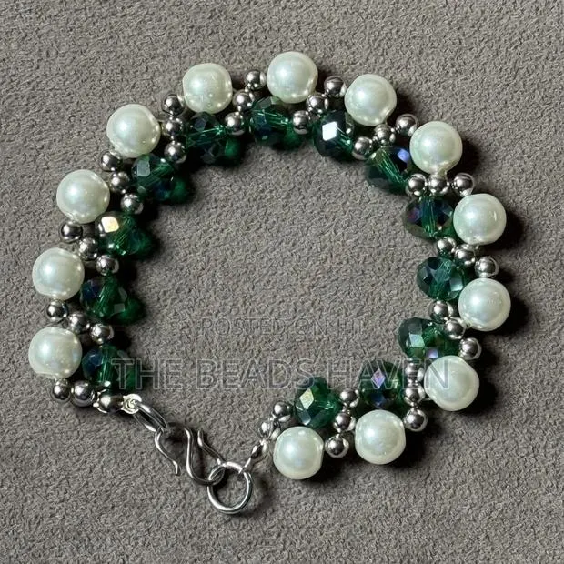Emerald Green Beaded Pearl Bracelet · Photo 1
