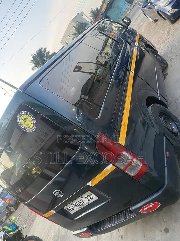 Toyota HiAce 2011 Green · Photo 1