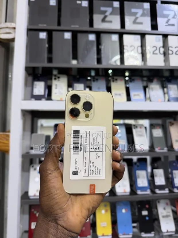 Apple iPhone 14 Pro 256 GB Gold · Photo 1