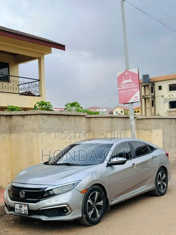 Honda Civic Touring 4dr Sedan (1.5L 4cyl) 2017 Silver · Photo 1