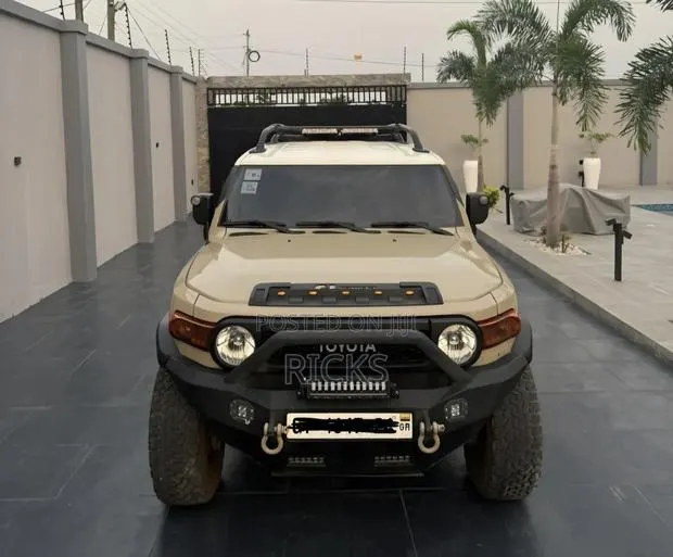 Toyota FJ Cruiser 4X4 AT 2013 Beige · Photo 1