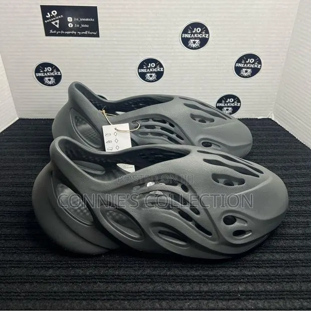 Adidas Yeezy Foam Runner · Photo 1