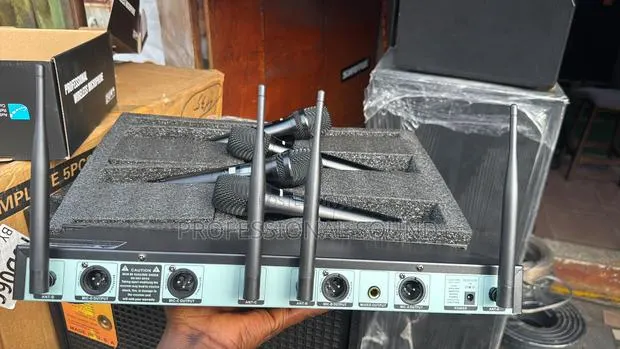 Shure Am-401 4-Channel Uhf Professional Wireless Microphone System · Photo 1