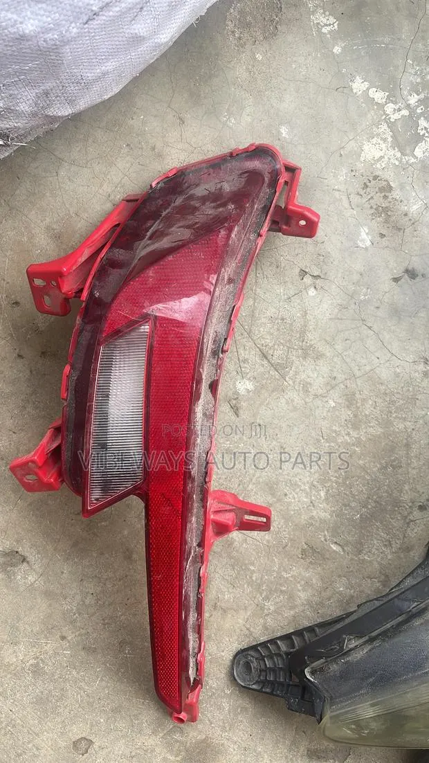 Hyundai Elentra 2019-2020-2021 Back Bumper Reflector Original · Photo 1