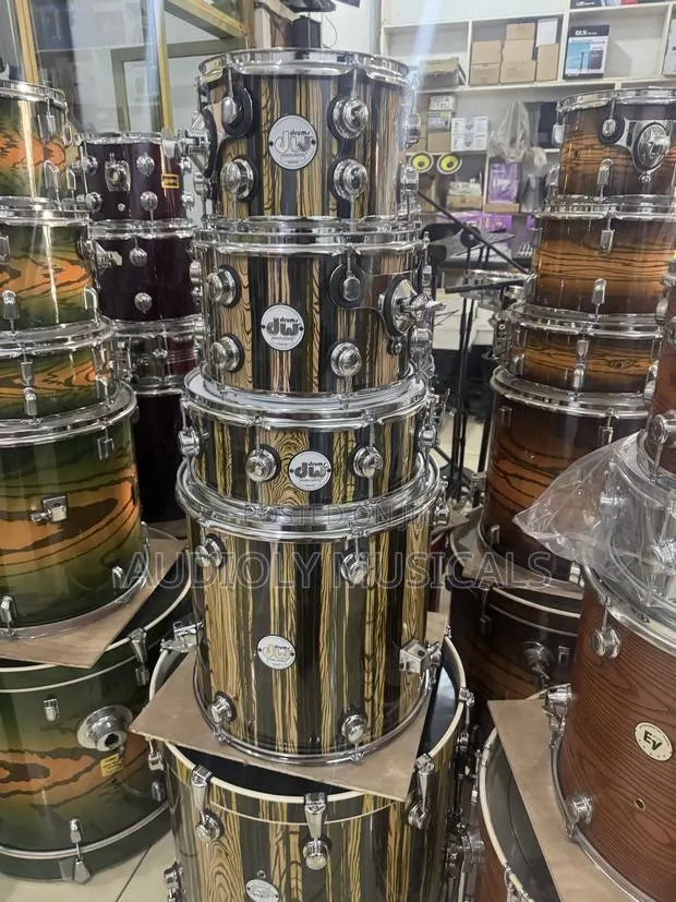DW 5-Set Drum With Two Cymbals and Quality Accessories · Photo 1