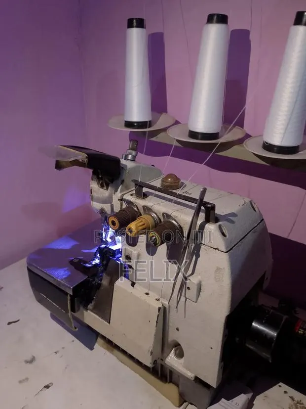 Overlock Sewing Machine · Photo 1