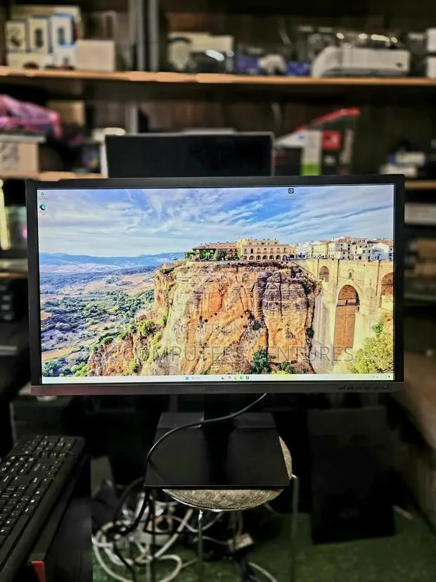 Samsung U28E850R 28" UHD Monitor, 1ms, 60Hz, FreeSync, Swivel · Photo 1