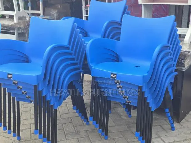 Plastic Chair With Metalic Legs · Photo 1