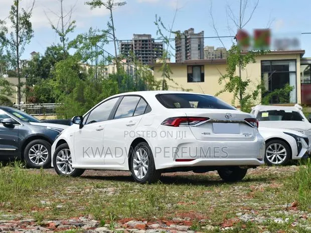 Toyota Corolla Hybrid 2024 White · Photo 1