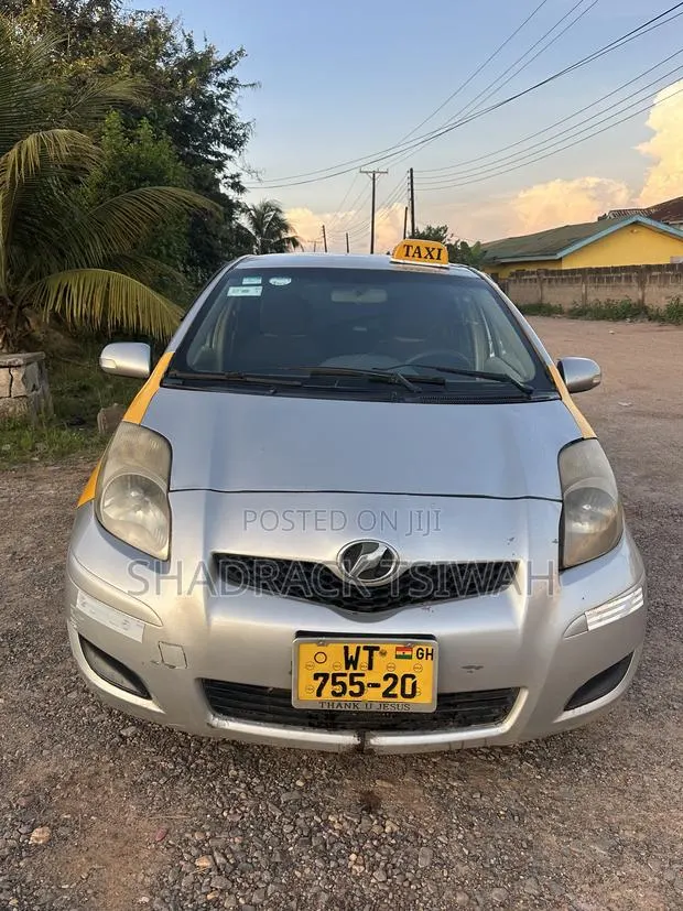 Toyota Vitz 1.0 FWD 3dr 2010 Gray · Photo 1