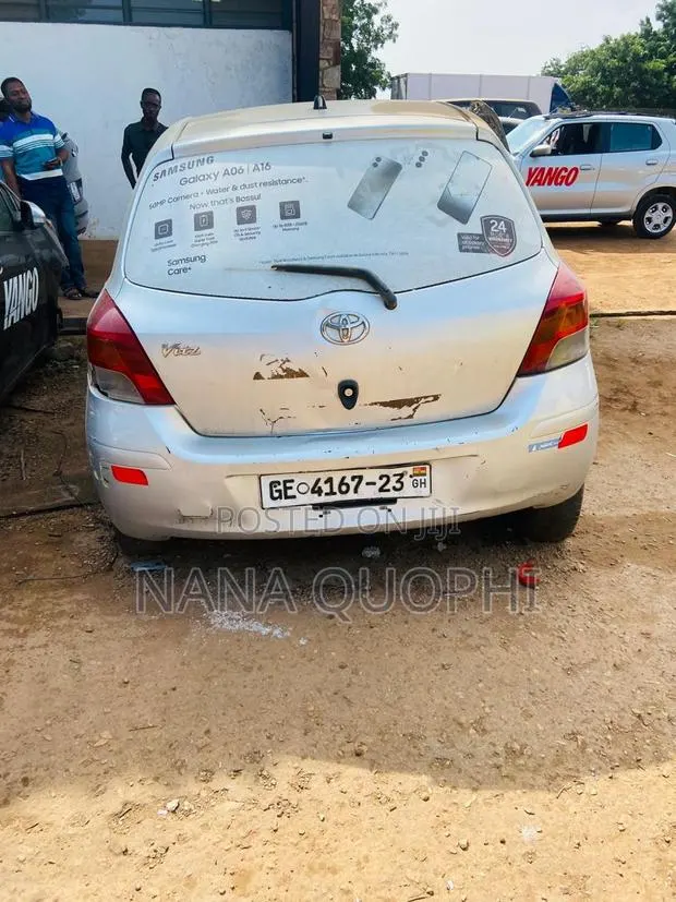 Toyota Vitz 2010 Silver · Photo 1