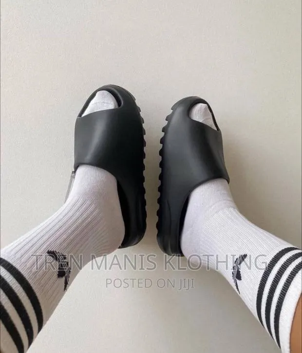 Adidas Yeezy Slides · Photo 1