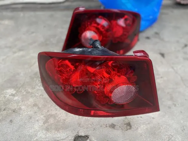 Dodge Avenger 2012 Tail Light Pair · Photo 1