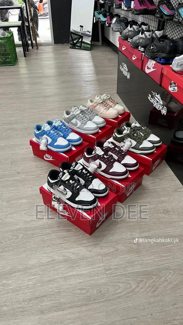 Nike Low Sneakers · Photo 1
