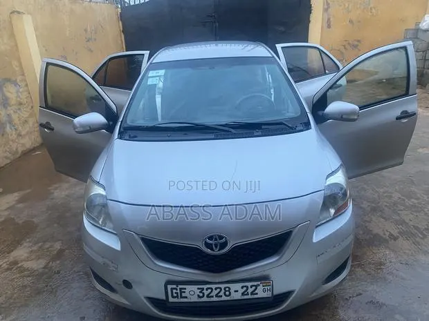 Toyota Belta 2010 Silver · Photo 1