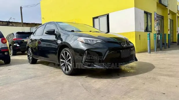 Toyota Corolla SE (1.8L 4cyl 6M) 2018 Black · Photo 1