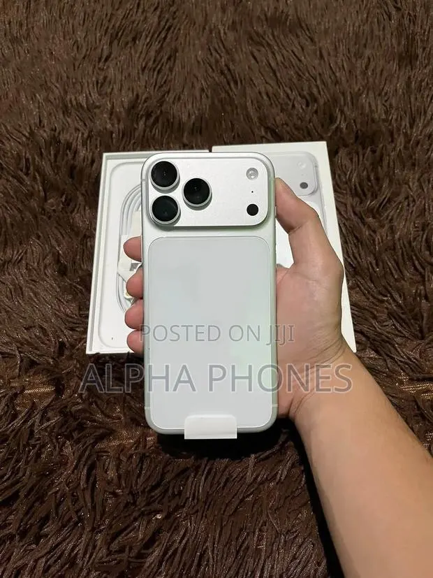 Apple iPhone 17 Pro Max 512 GB Silver · Photo 1