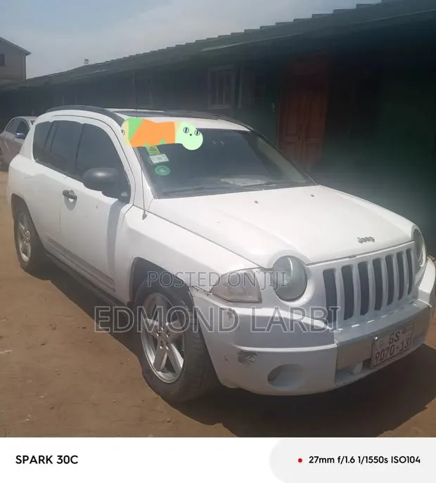 Jeep Liberty 2010 White · Photo 1