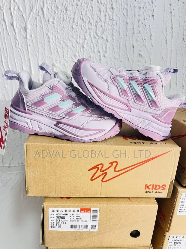Kids Sneakers · Photo 2