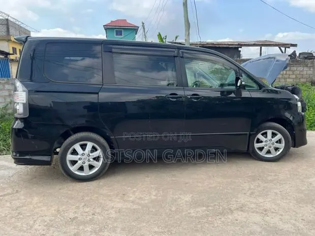 Toyota Voxy 2012 Black · Photo 7