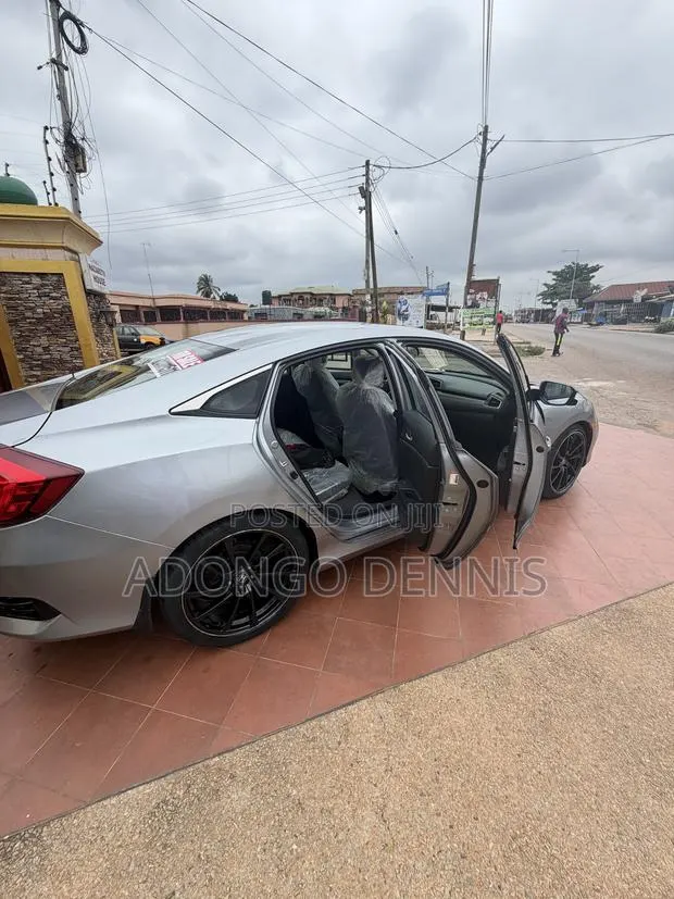 Honda Civic EX 4dr Hatchback (1.5L 4cyl) 2017 Silver · Photo 1