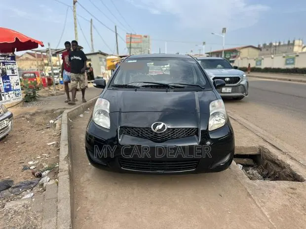 Toyota Yaris Base Hatchback 5dr 2010 Black · Photo 1