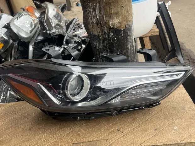 Hyundai Elantra 2017 Headlight Sports · Photo 1