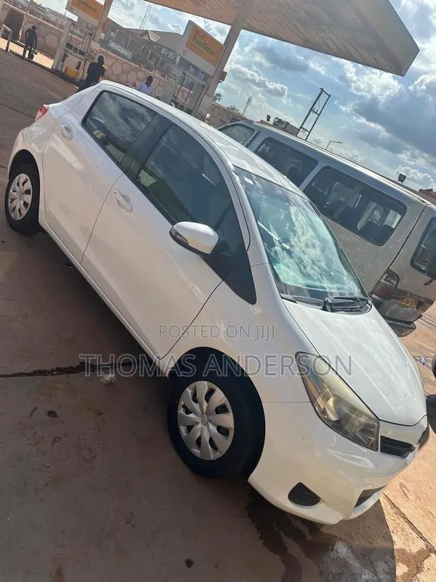 Toyota Vitz 2015 White · Photo 1