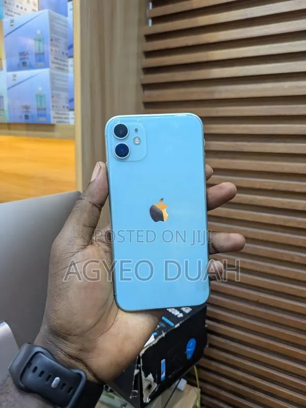 Apple iPhone 11 128 GB Green · Photo 1