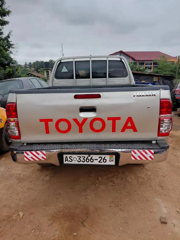 Toyota Hilux 2012 Gold · Photo 1