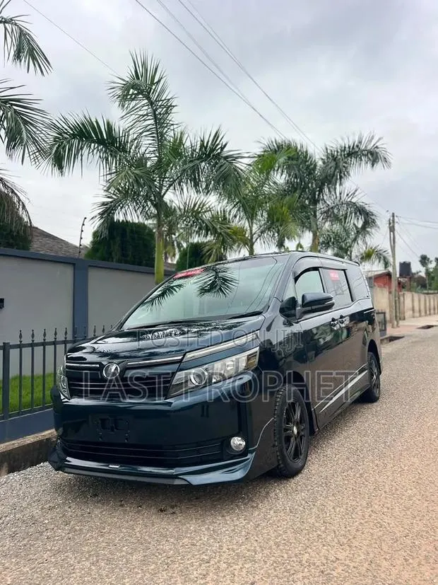 Toyota Voxy 2015 Black · Photo 1