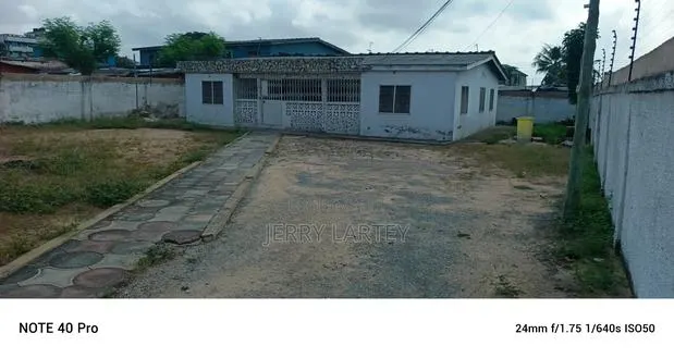 Mamprobi 4 Bedrooms 2 Toilet Bathroom · Photo 1