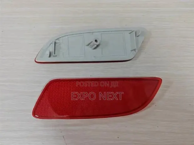 Toyota Corolla Cross 2022-2023 Rear Bumper Reflector · Photo 1