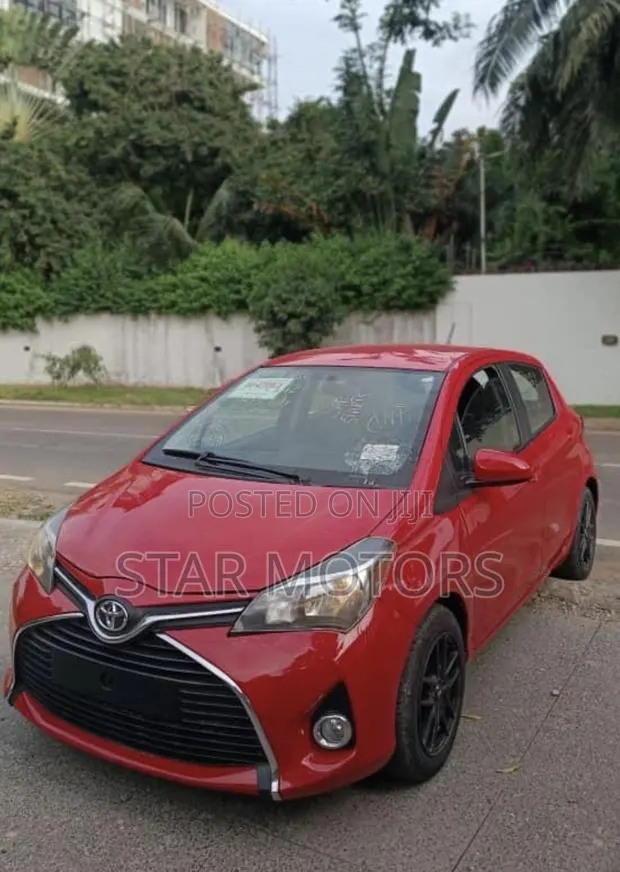 Toyota Yaris LE Hatchback 5dr 2016 White · Photo 1