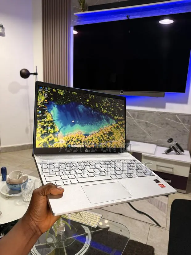Laptop HP Pavilion 15 8GB AMD Ryzen 3 eMMC 128GB · Photo 1