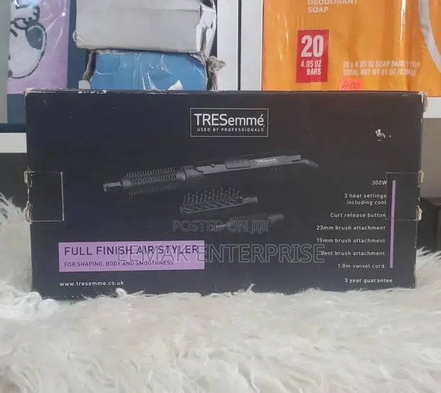 TRESemmé Full Finish Air Styler 300W Hot Air Hair Dry Style Brush · Photo 2