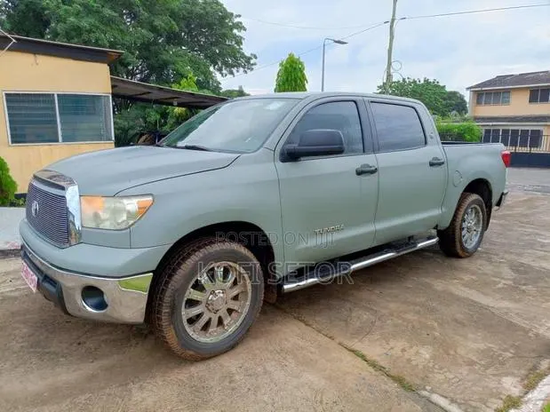 Toyota Tundra CrewMax 4x2 4.6L V8 2013 · Photo 1