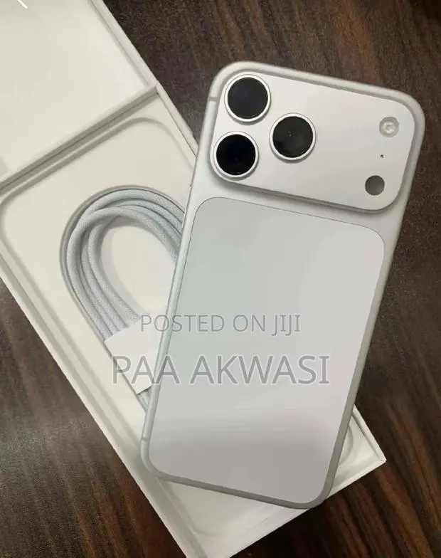 Apple iPhone 17 Pro Max 256 GB Silver · Photo 1